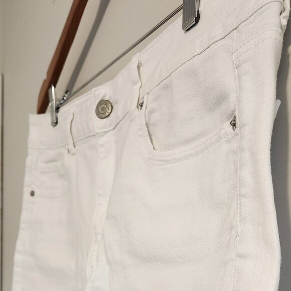 American Eagle Women's White Jean Shorts Size 14 - Picture 3 of 14